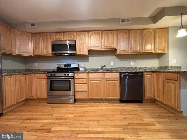 Building Photo - 1122 W Hamburg St