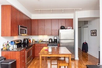 Building Photo - 565 W Quincy St