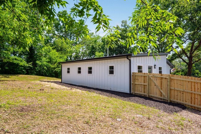 Building Photo - 1912 Honeycutt Ln