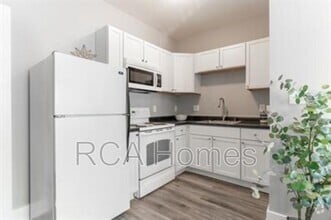 Building Photo - 2831 N Kenwood Ave