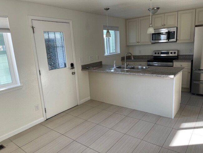 Building Photo - Nice end unit with 2bedrooms/2.5 bathrooms...