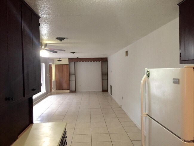 Building Photo - 1201 Wisteria Ave