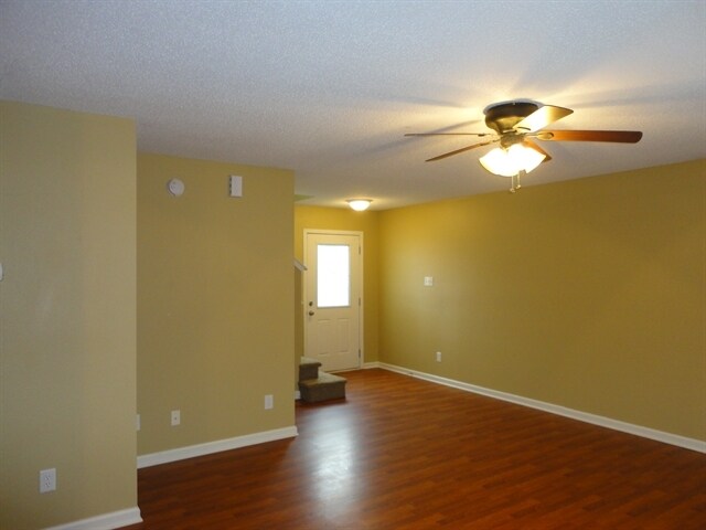 Foto del edificio - 2525 Summerwood Lane