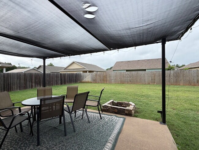 Building Photo - 3 Bedroom 2 Bath House for Lease!!