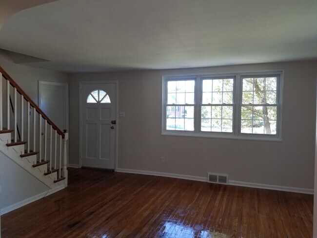 Sala de estar - 603 Topsfield Rd