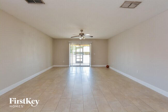 Foto del edificio - 932 Fallbrooke Ave