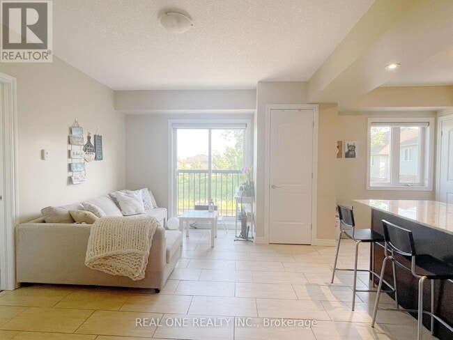 Photo du bâtiment - 886-886 Golf Links Rd