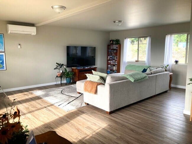 Building Photo - Stunning and spacious 4 bed home, convenie...