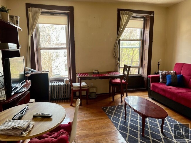 Foto del edificio - 2BR 1BA Brownstone On Stuyvesant Heights Bushwick Border