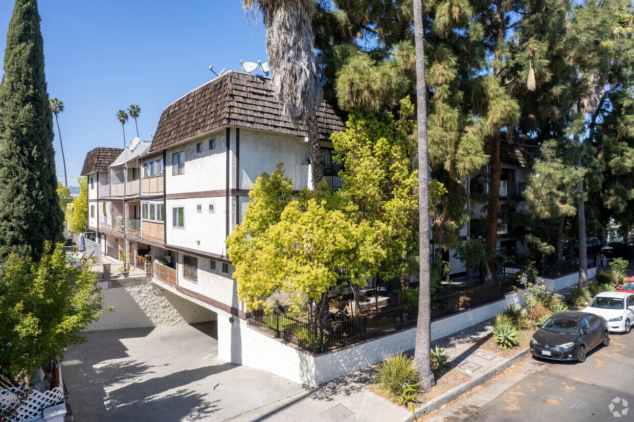 Primary Photo - 1559 Winona Blvd