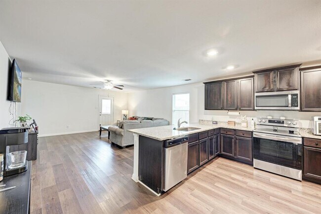 Foto del edificio - 132 Maywood Ln