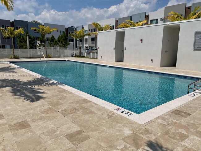 Building Photo - 2561 NE 193 St