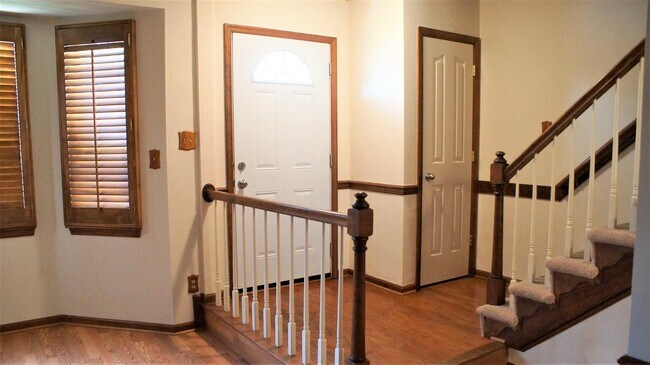 Building Photo - 522 S Lake Cir