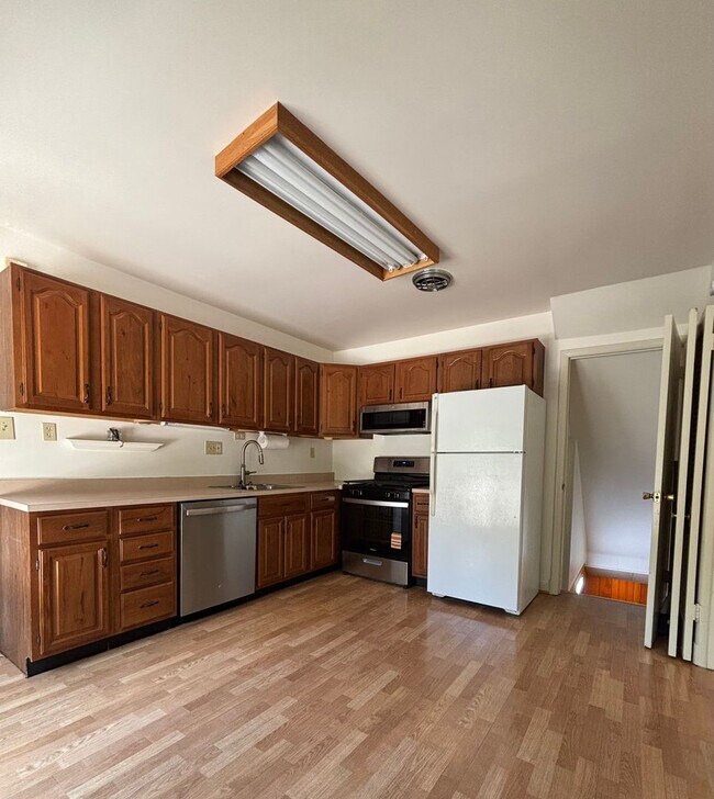 Building Photo - Beautiful Colonial In the Fernwood subdivision in Bethesda
