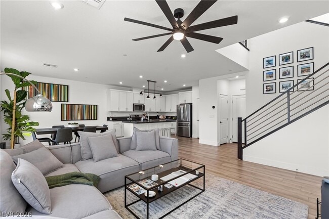 Building Photo - 692 Echelon St