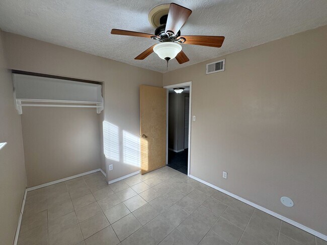 Foto del edificio - Beautiful 5 Bedroom NE Heights Home With B...