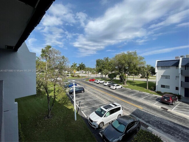 Building Photo - 7897 Golf Cir Dr