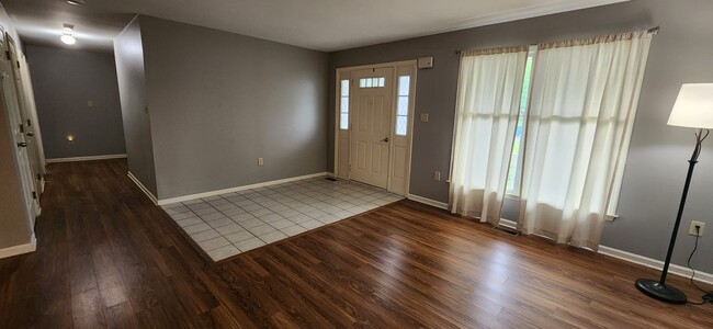 Foto del edificio - 1038 Boeshore Cir