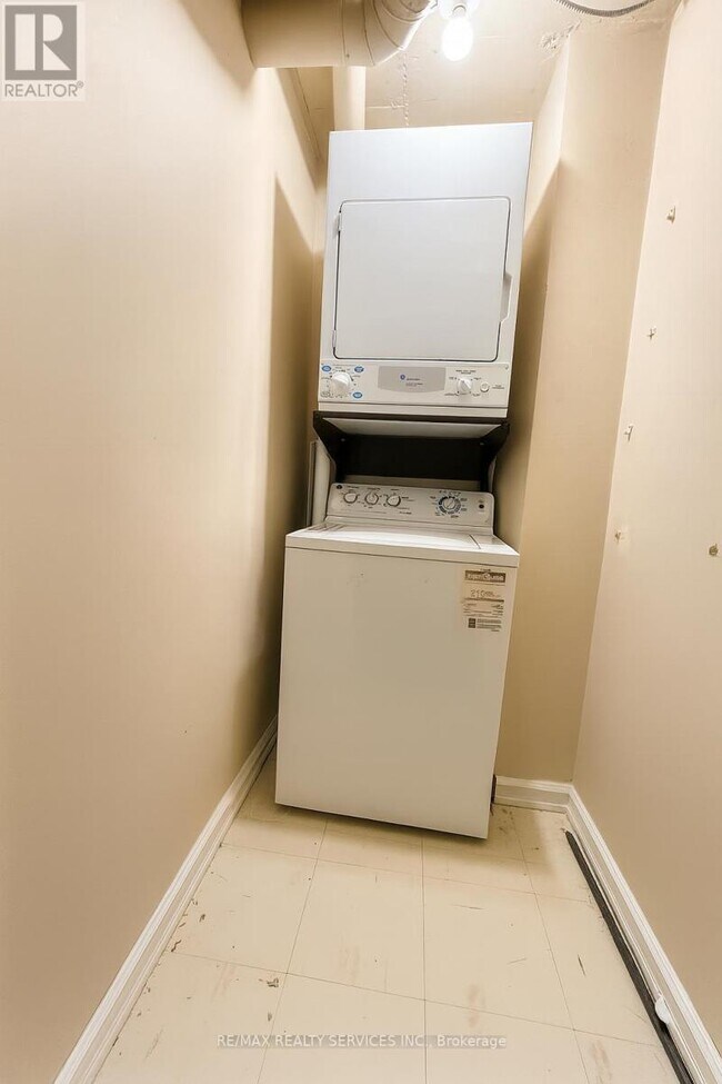 Photo du bâtiment - 350 Webb Dr