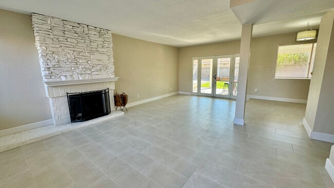 Building Photo - Gorgeous, renovated 4-bedroom home central...