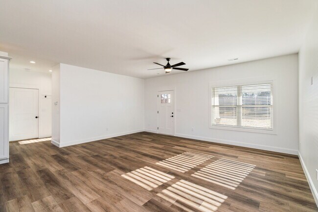 Building Photo - 309 Country Ln