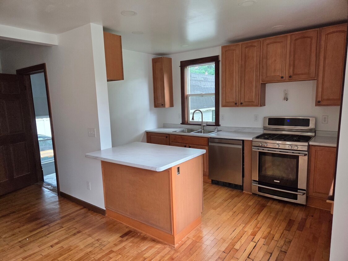Primary Photo - 52 E Cotton St