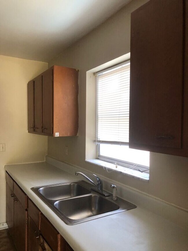 Foto del edificio - 3 Bed 1 Bath Home | Single Car Garage and Carport | Pet Friendly | Washer Dryer Hook Ups | Sectio...