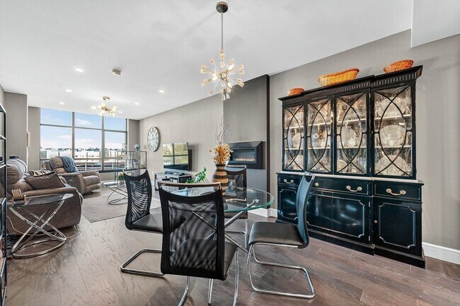 Foto del edificio - 8701 Churchill Rd