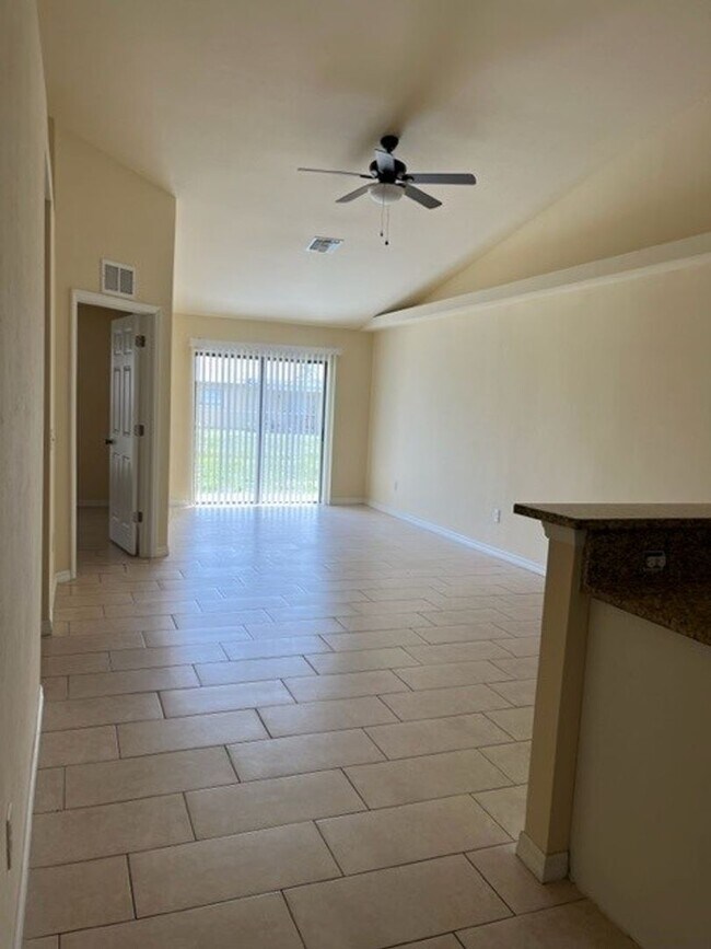 Building Photo - Beautiful Duplex Available Immediately