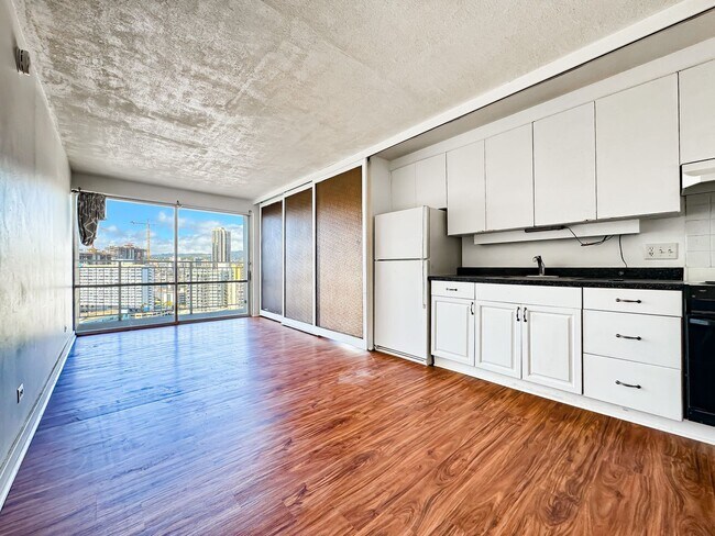 Building Photo - Kapiolani Manor 1/1 WITH PARKING!