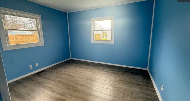 Foto del edificio - 2 bedroom house coming available SOON!