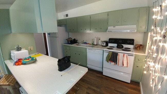 Building Photo - Beautiful 3 bedroom home in Central Davis available for fall move in!