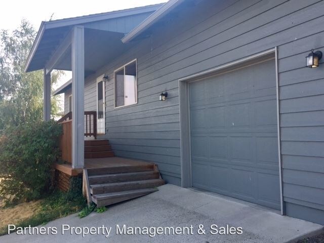 Foto principal - 3662 SW Reindeer Ave