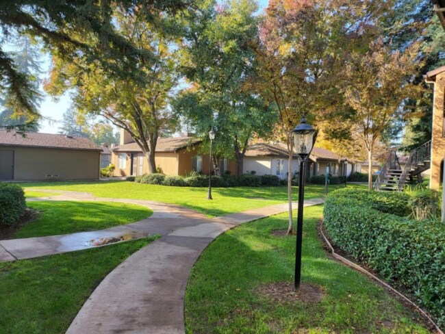 Foto del edificio - 5145 E Lane Ave
