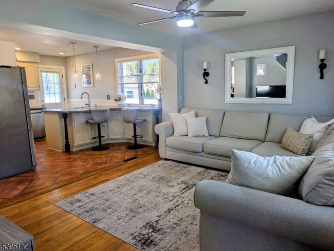 Building Photo - 190 Oak St