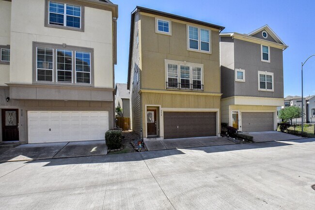 Building Photo - 3419 Clearview Villa Way