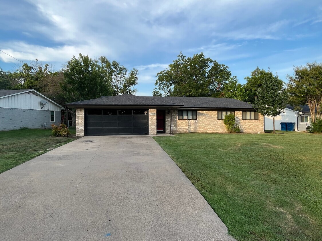 Primary Photo - 1213 Crestview Dr