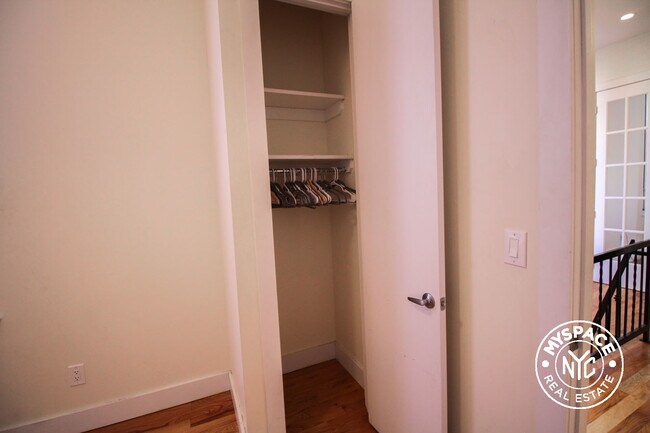 Foto del edificio - 360 Decatur St