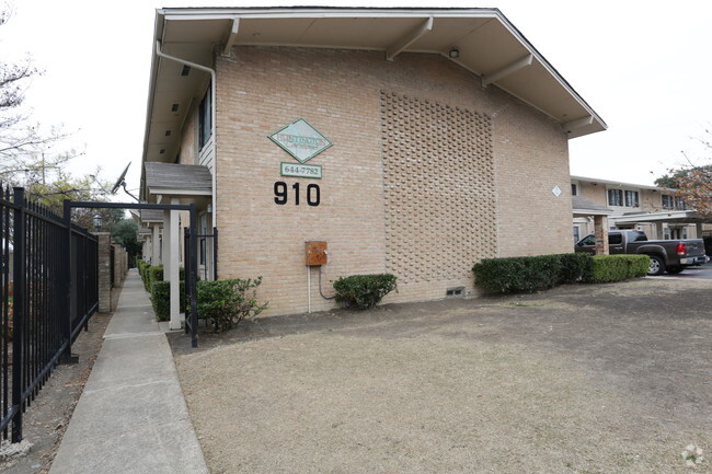 Building Photo - Huntington Townhomes