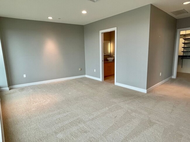 Building Photo - Luxury 2 Bed 2.5 Bath Condo in Central OKC