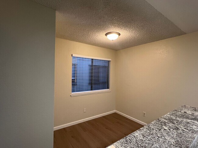 Foto del edificio - Updated South Natomas Condo