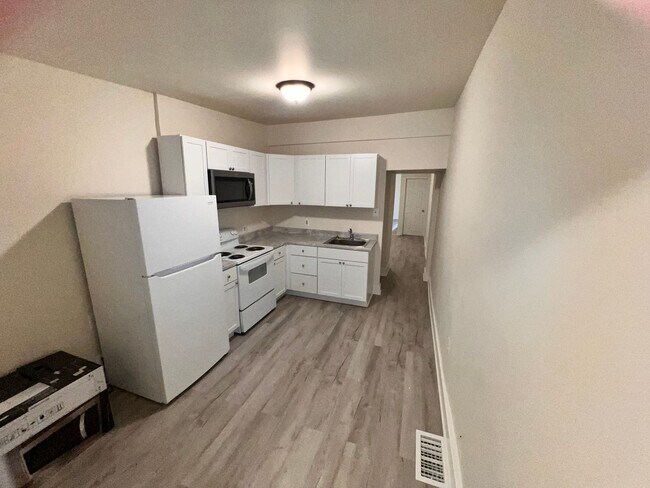 Building Photo - Newly Renovated 4 Bedroom Home w/ Washer &...