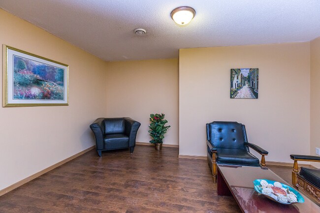 Foto del edificio - 619-625 Snelling Ave N
