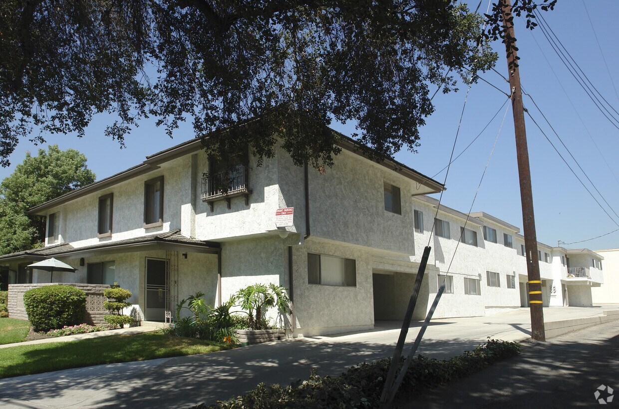Building Photo - 121 E Live Oak St