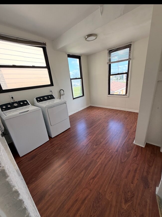 Building Photo - 1617 W 38th Pl