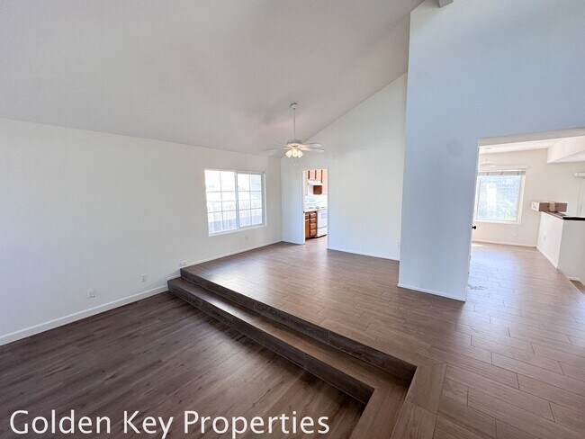 Foto del edificio - Spacious two-story home in North Oceanside