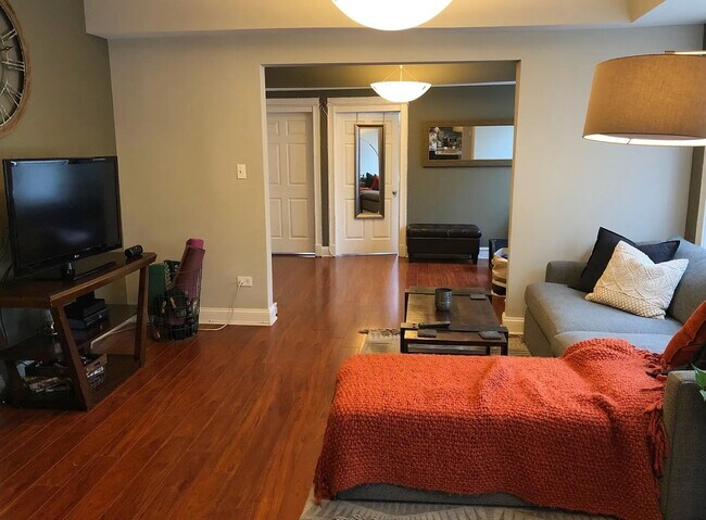 Foto del edificio - Gorgeous 2 bed 1 bath in the Edgewater area
