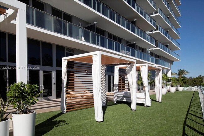 Foto del edificio - 16385 Biscayne Blvd