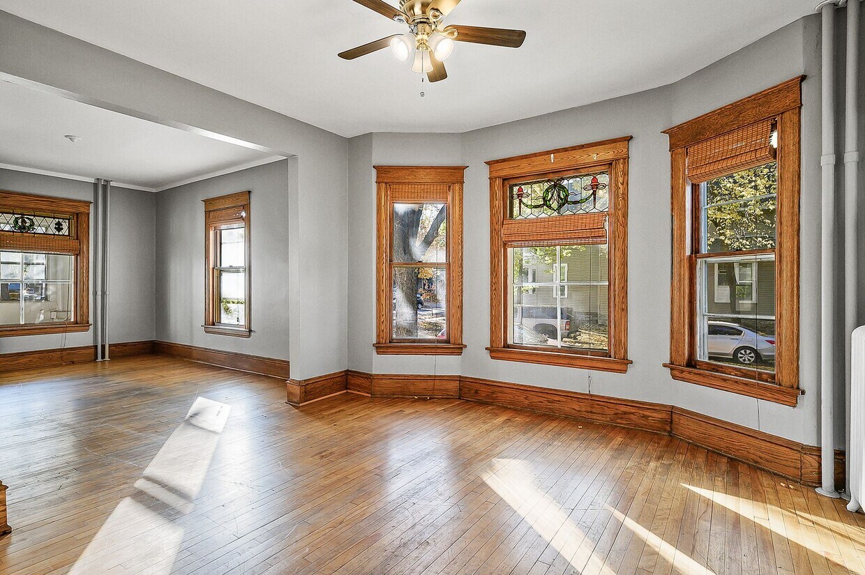 Primary Photo - Beautiful 4BR 2 Bath House Available Early...