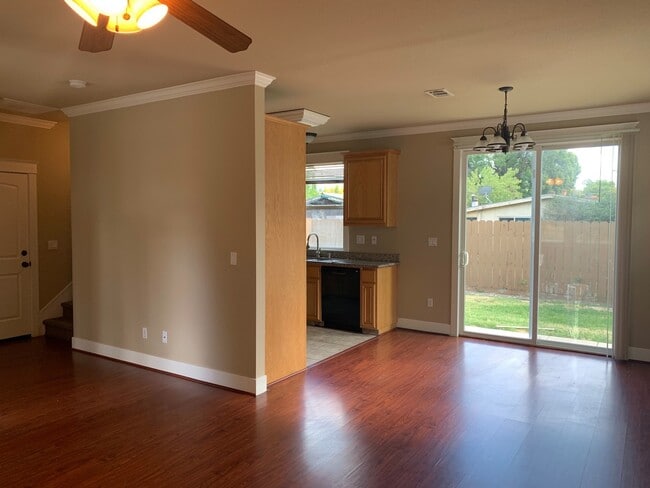 Building Photo - **Move -In Special - $1,200 off 2nd months...